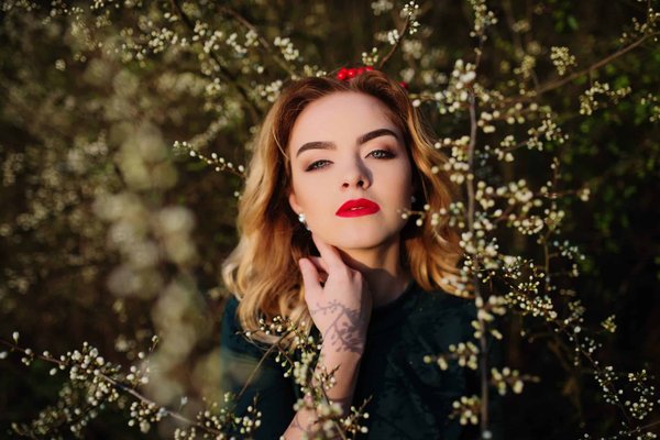 Les secrets d'un look réussi avec un simple chemisier blanc