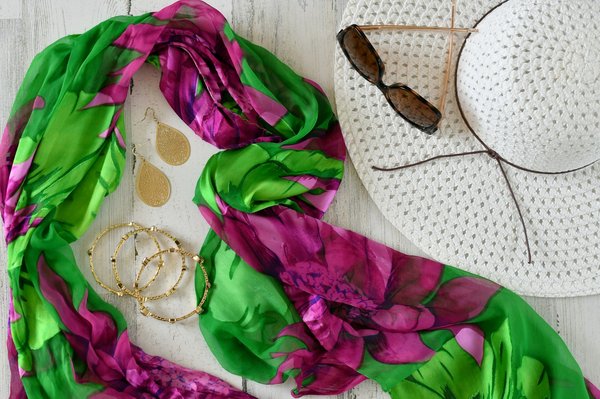 Les 5 accessoires à avoir avec une tenue : foulard en soie, chapeau, bracelet, lunettes de soleil et sac à main